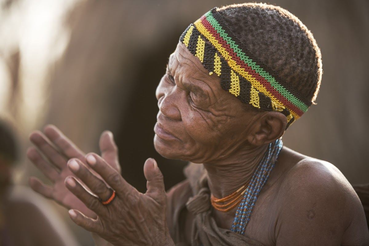 A extraordinária dança típica do povo San de Kalahari