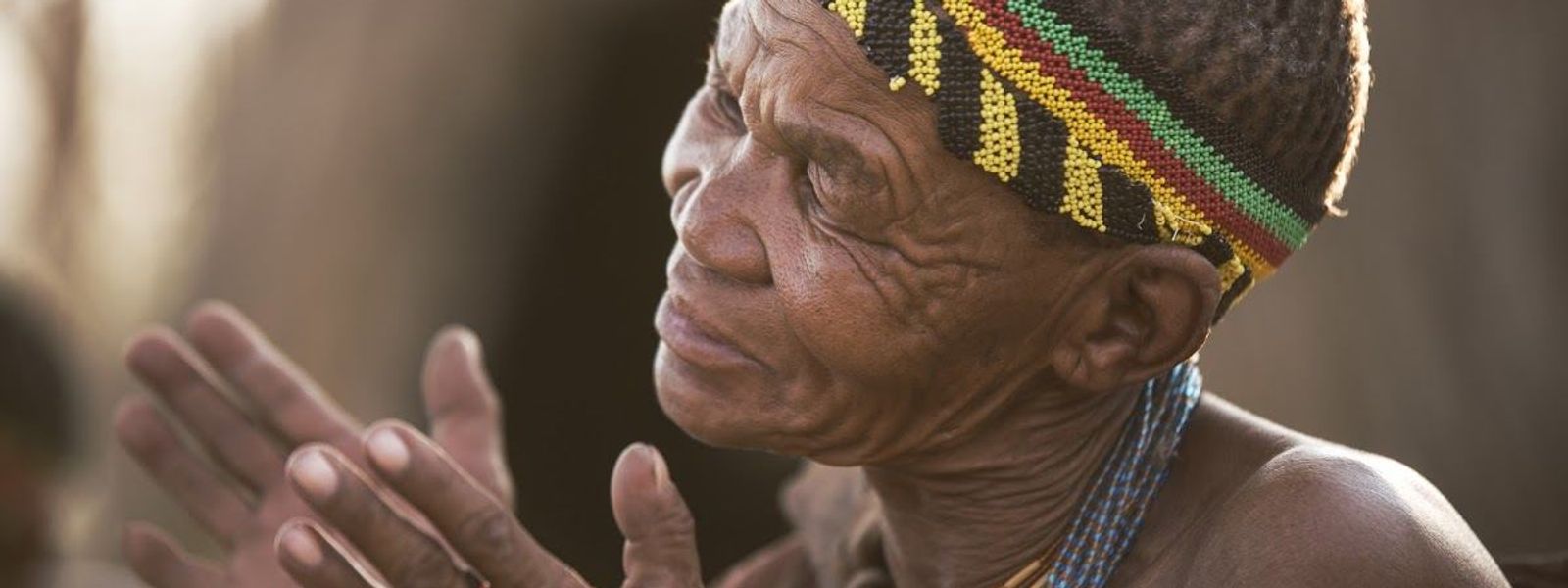 A extraordinária dança típica do povo San de Kalahari