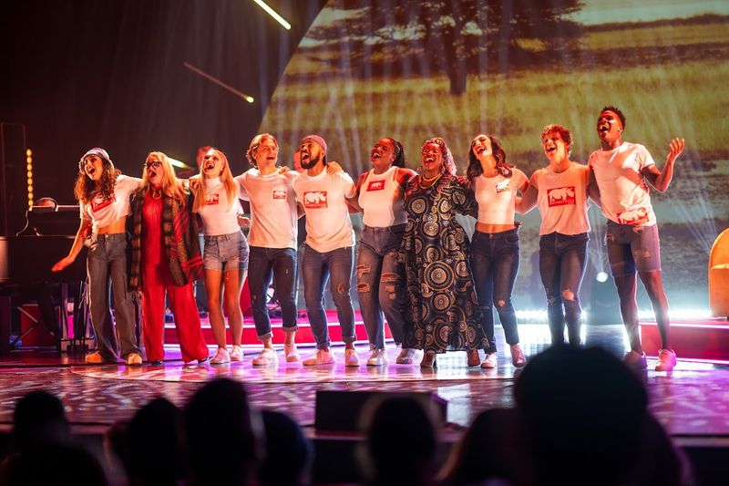 Unathi und Jeanne mit den Musicaldarstellern bei der Rhino Show