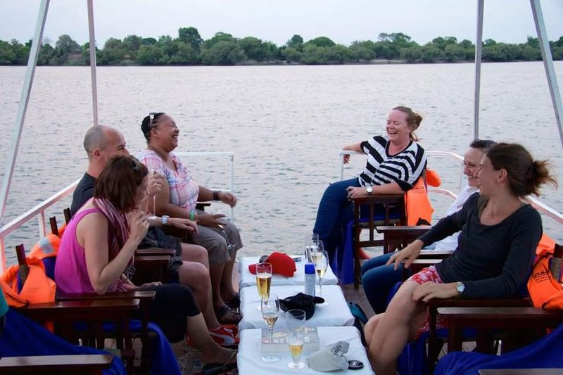 Manuela und Kollegen auf einer Bootsfahrt