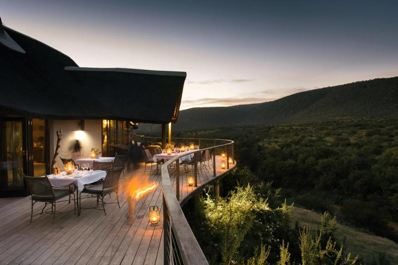 Außenbereich der Great Fish River Lodge im Kwandwe Private Game Reserve