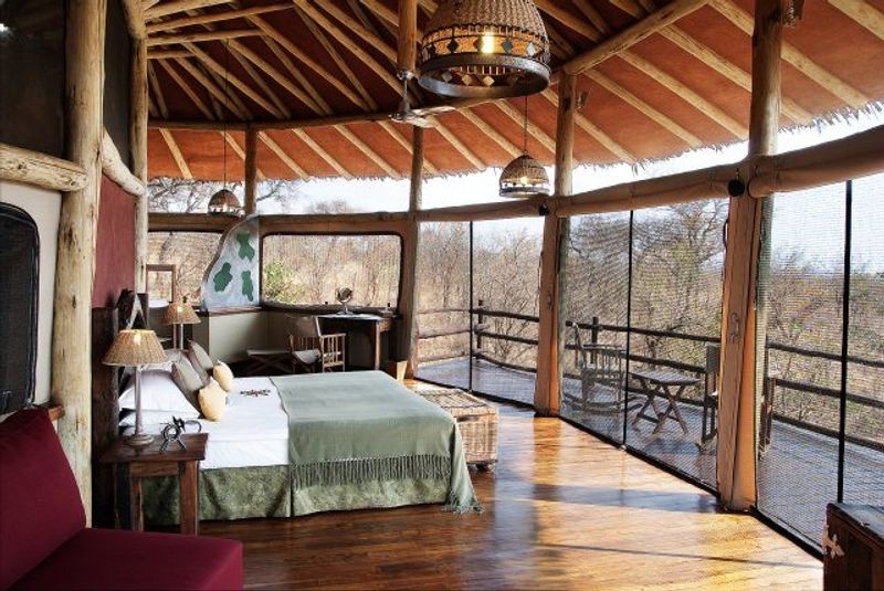Schlafbereich mit Aussicht in der Tarangire Treetop Lodge