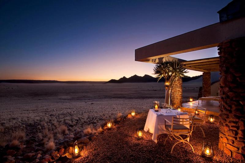 Romantisches Abendessen in der &Beyond Sossusvlei Desert Lodge