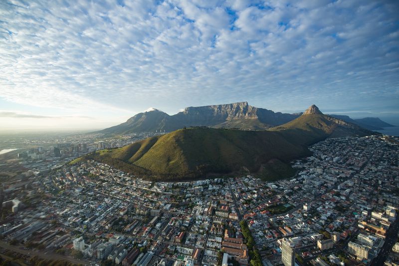 Kapstadt mit Tafelberg, Lion's Head und Signal Hill aus der Vogelperspektive