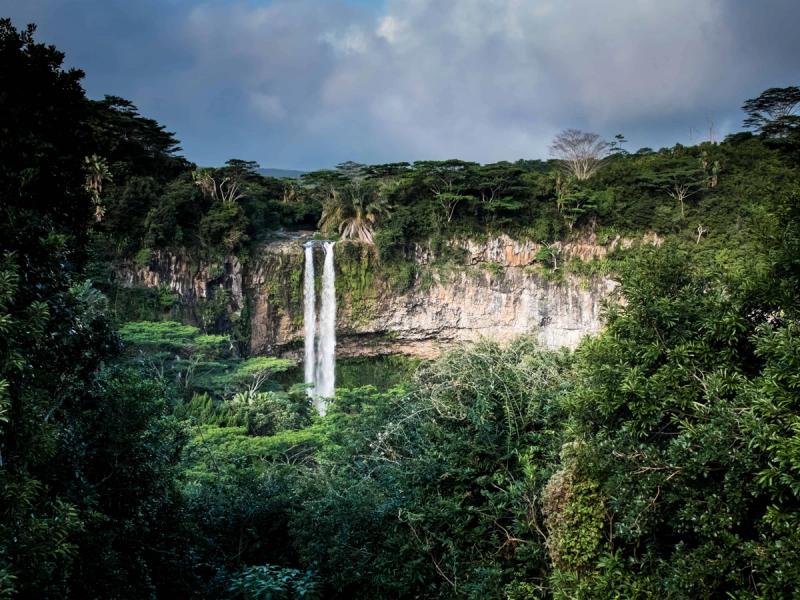 Die Chamarel Falls in Mauritius gehören zu den schönsten Wasserfällen in Afrika