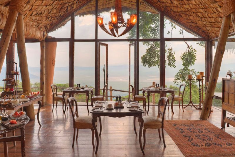 Essbereich mit einer Traumaussicht in der Ngorongoro Crater Lodge auf einer Tansania-Safari