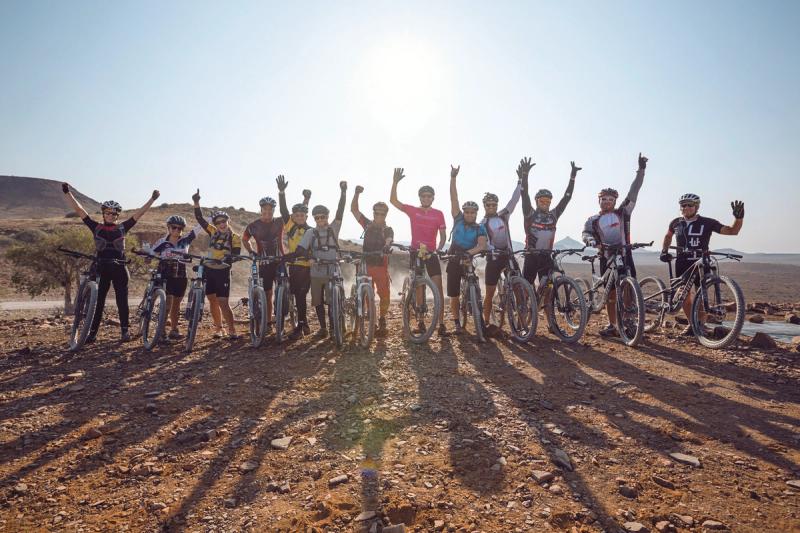 Eine Gruppe von Challenge4ACause 2019 Fahrern macht ein Foto