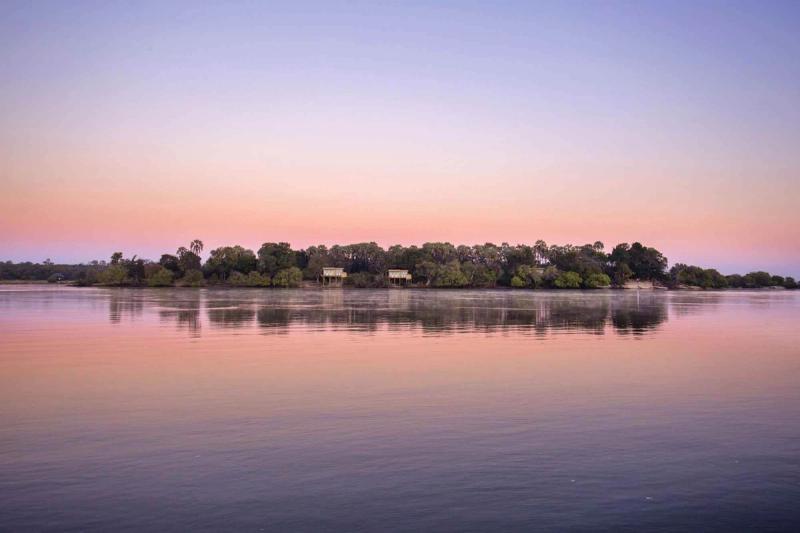 Aussicht bei einer Bootstour auf dem Sambesi während des Sonnenuntergangs