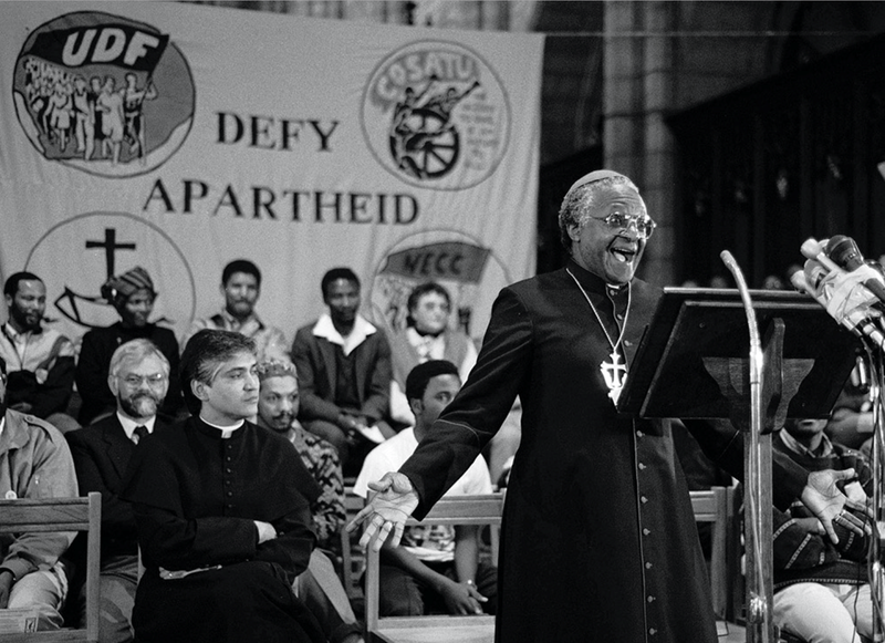 Desmond Tutu prêchant contre l'Apartheid