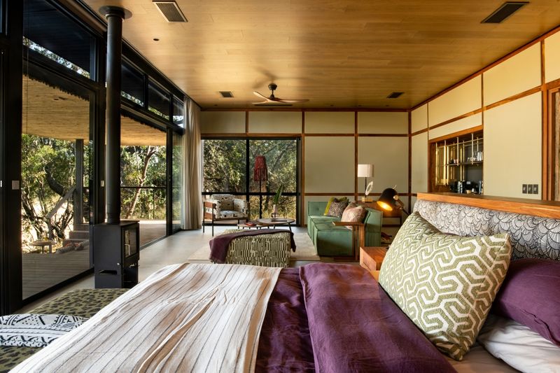 Les suites de Tanda Tula présentent un design innovant, avec des portes vitrées coulissantes et des murs en toile
