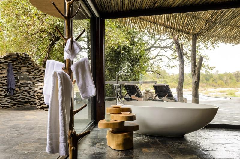Bath with a view at Singita Boulders Lodge
