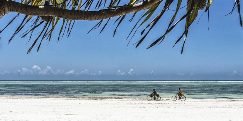 Fahrradfahren am Sandstrand von Sansibar