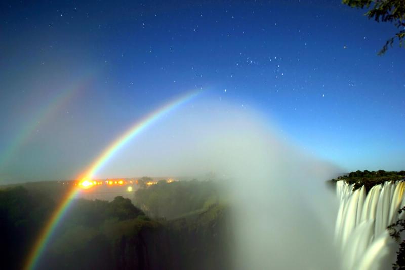 O arco-íris lunar nas Cataratas Vitória é um espetáculo especial para se ver