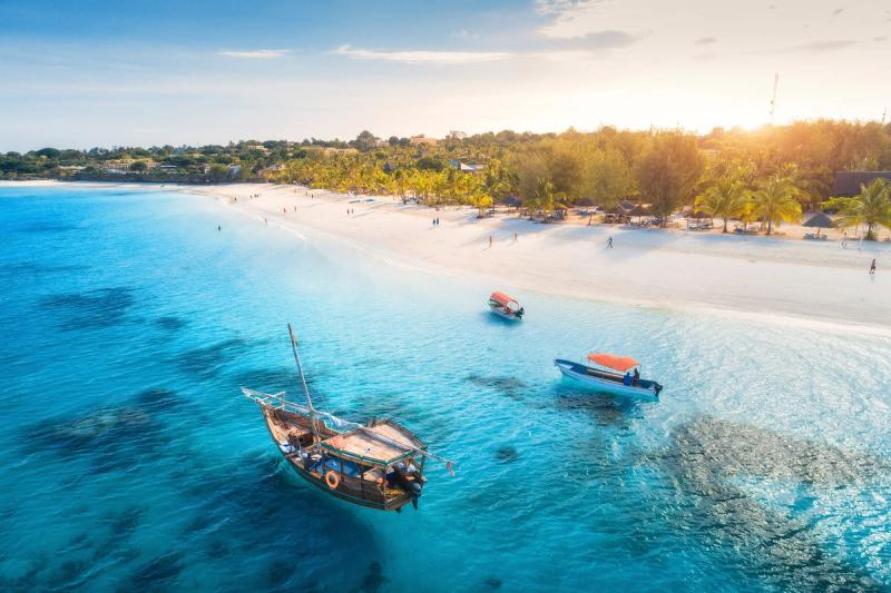 Traumstrand auf Sansibar, wählen Sie die beste Reisezeit für die Serengeti so, dass Sie einen Badeurlaub anhängen können