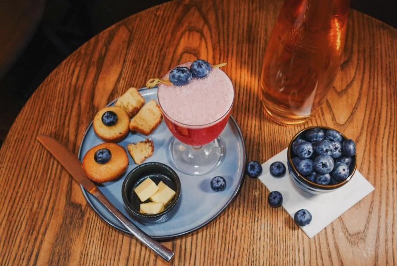 Cocktails paired with blueberries and crackers