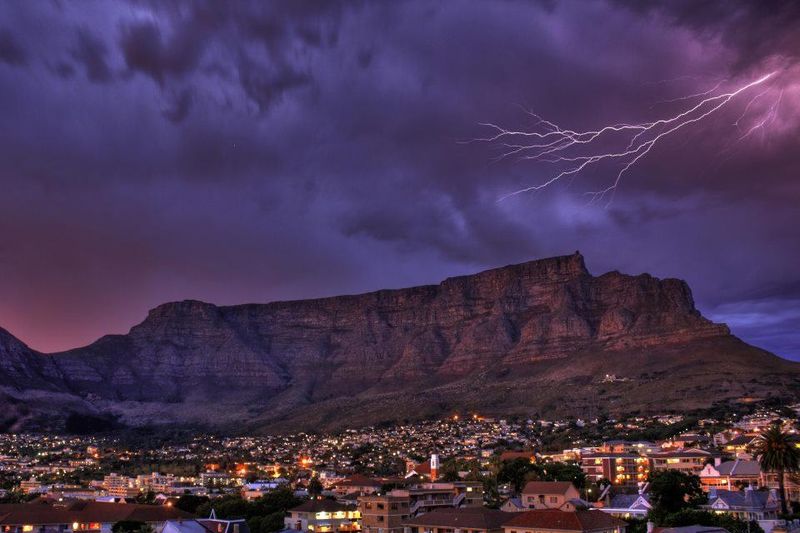 Les yeux de tous se lèvent vers le ciel lors les orages au Cap