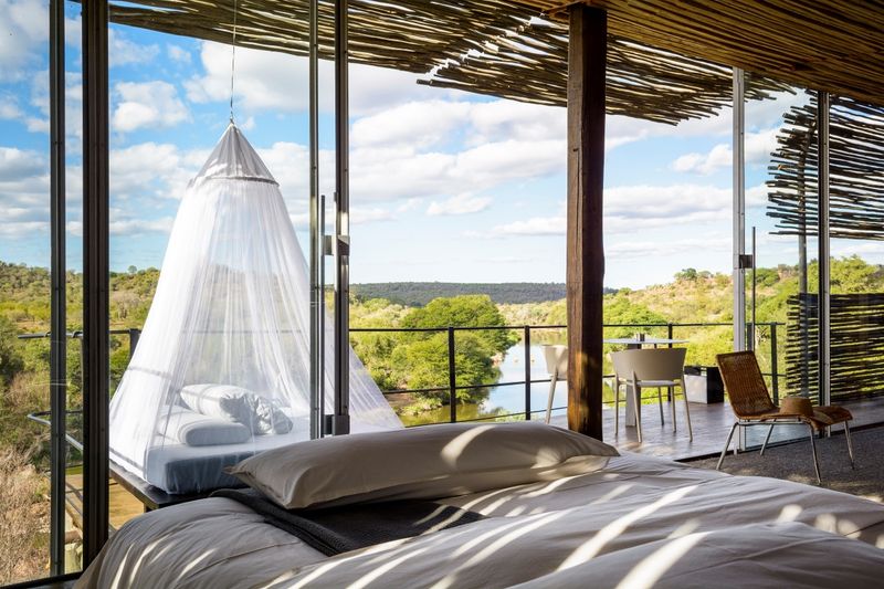Suites de luxe parsemées sur les collines au-dessus de la rivière N’wanetsi