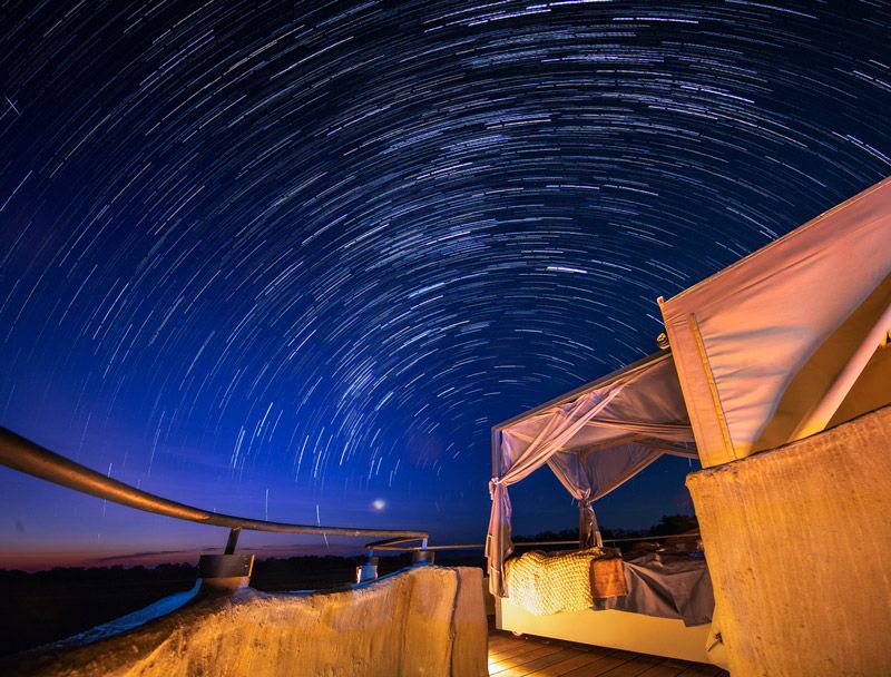 Passe a noite admirando os céus estrelados africanos
