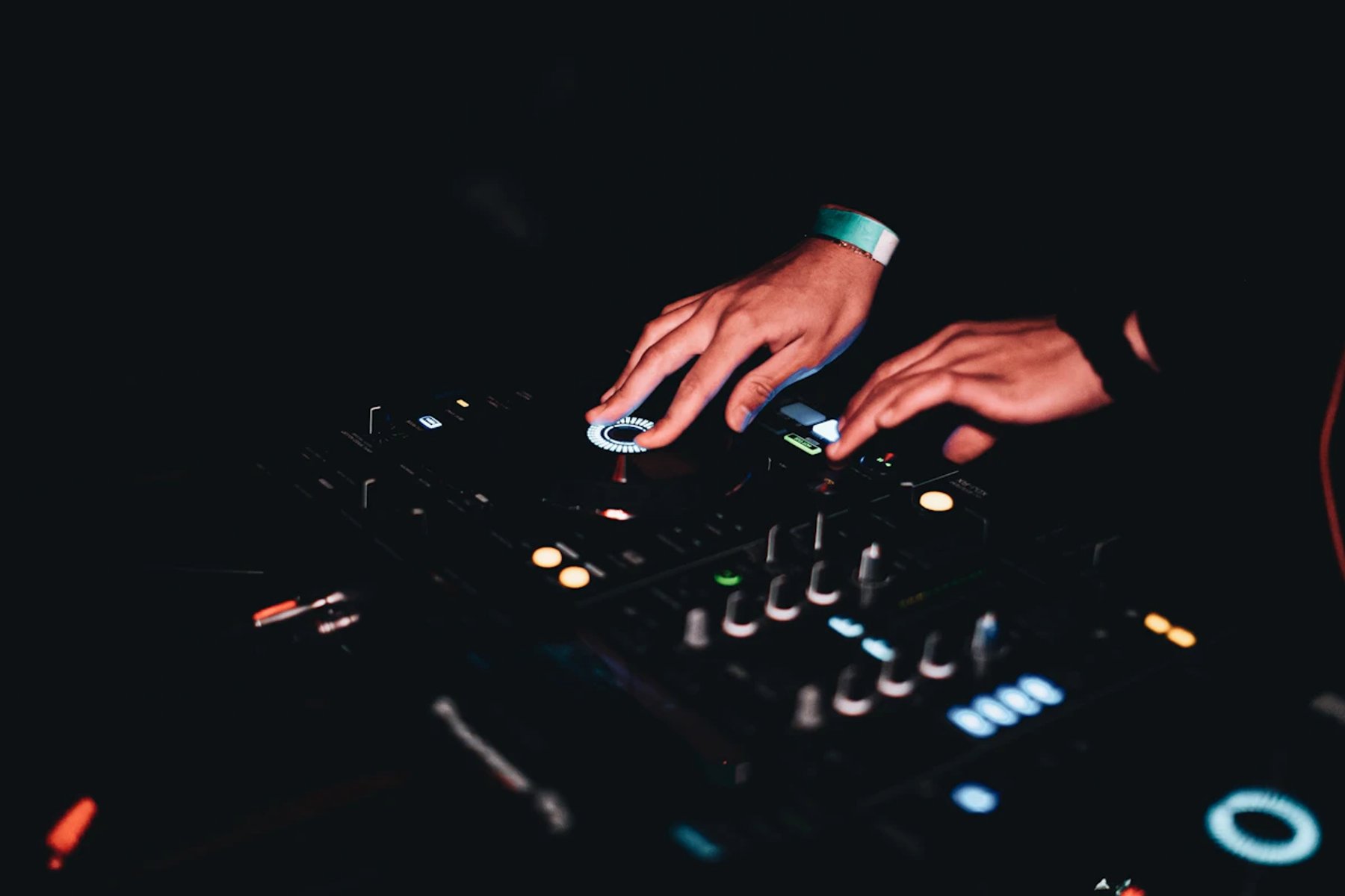 Ruke na DJ mikseti