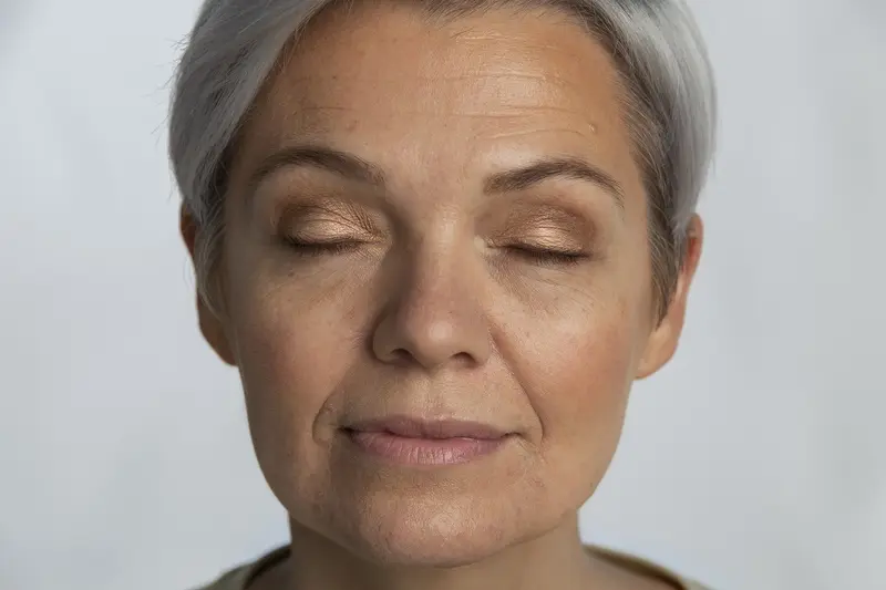 Kvinne med moden hud og øyesminke