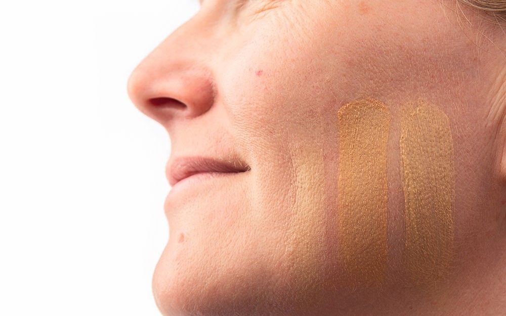 Ansikt sett fra siden med 3 ulike foundation farger på kinnet.