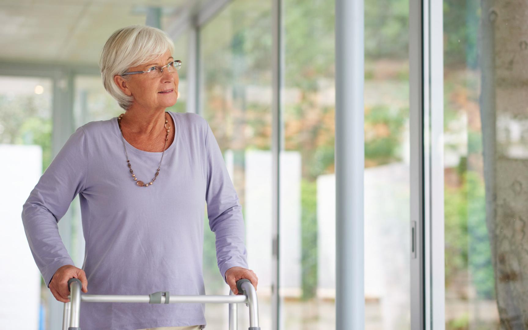 En eldre dame med gåstol.