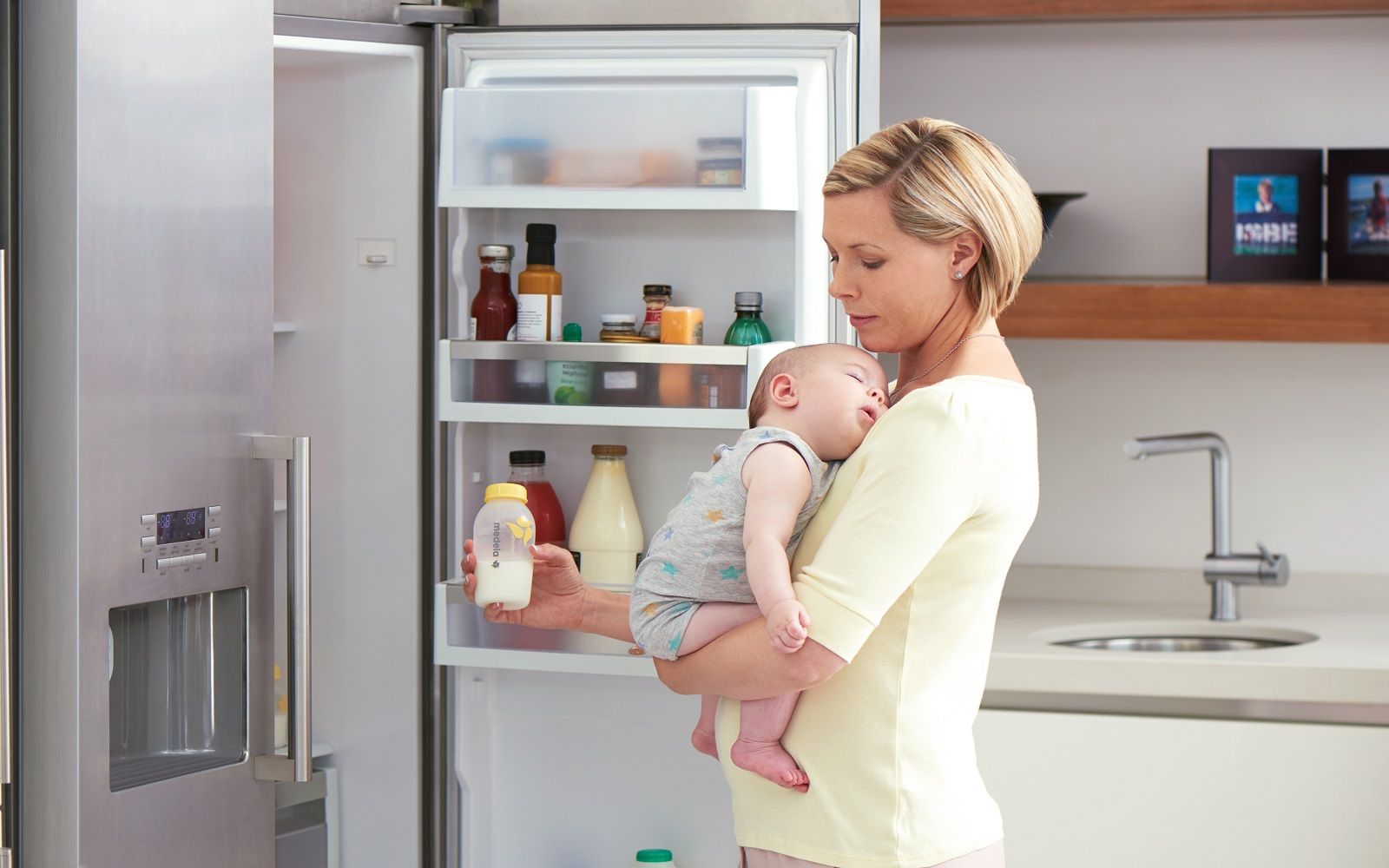 Baby i armene til mor