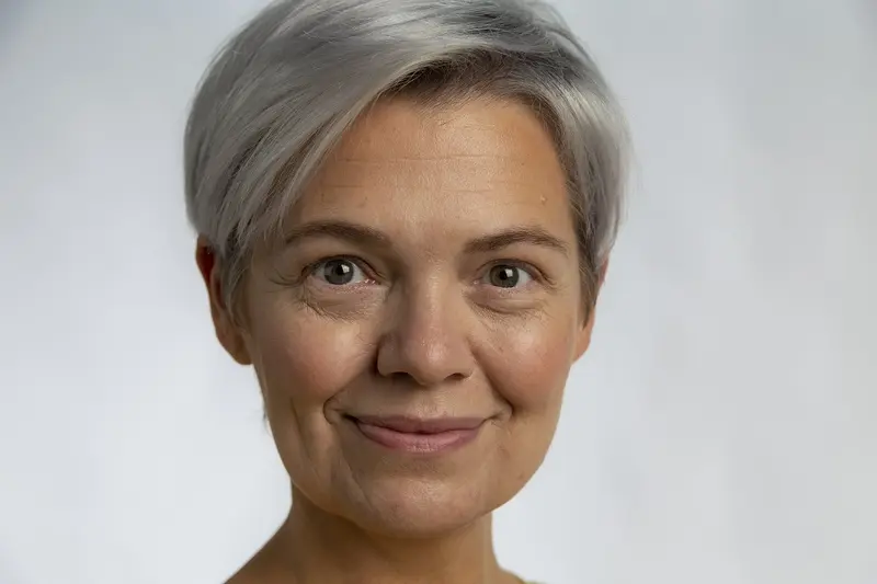 Kvinne med moden hud med basesminke