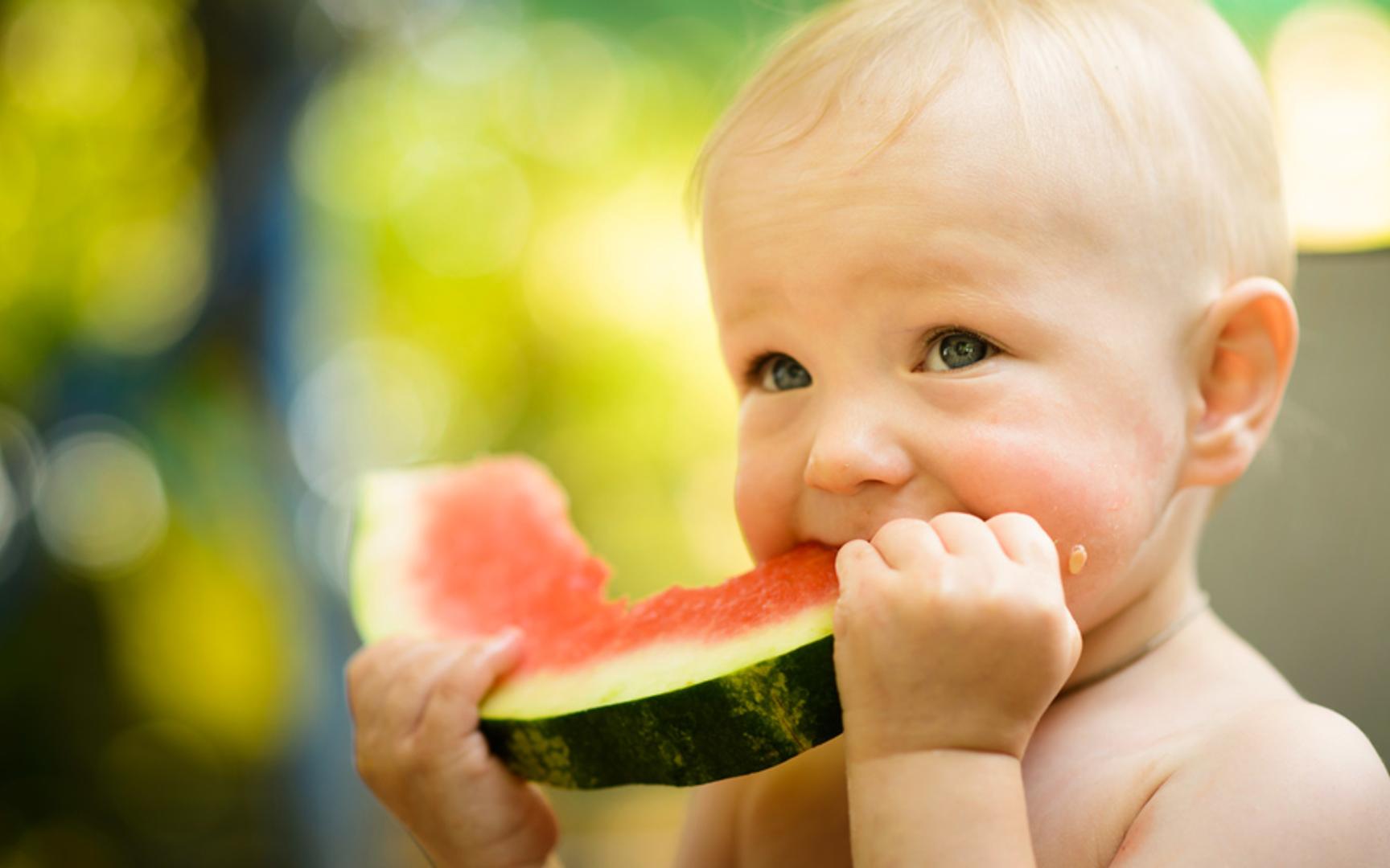 Lite barn som spiser vannmelon