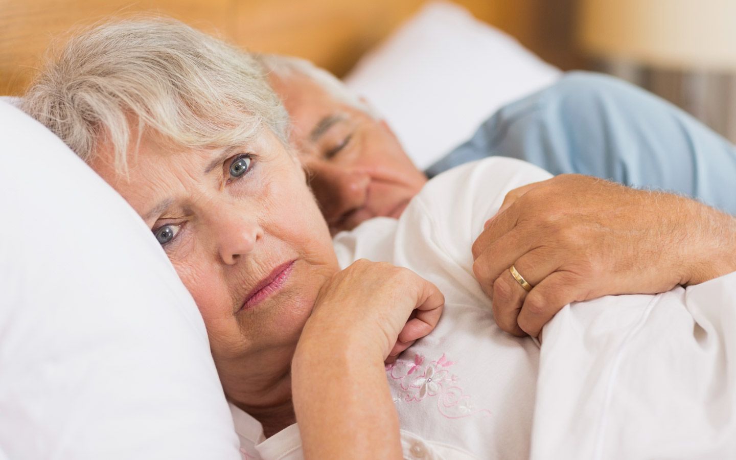 Kvinne ligger våken