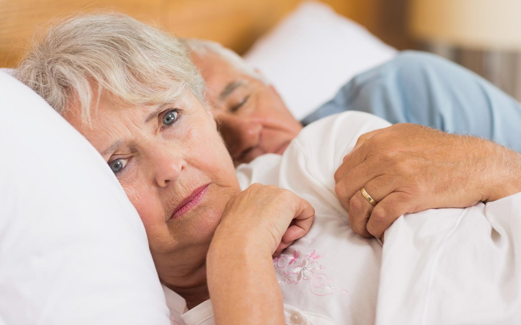 Kvinne ligger våken