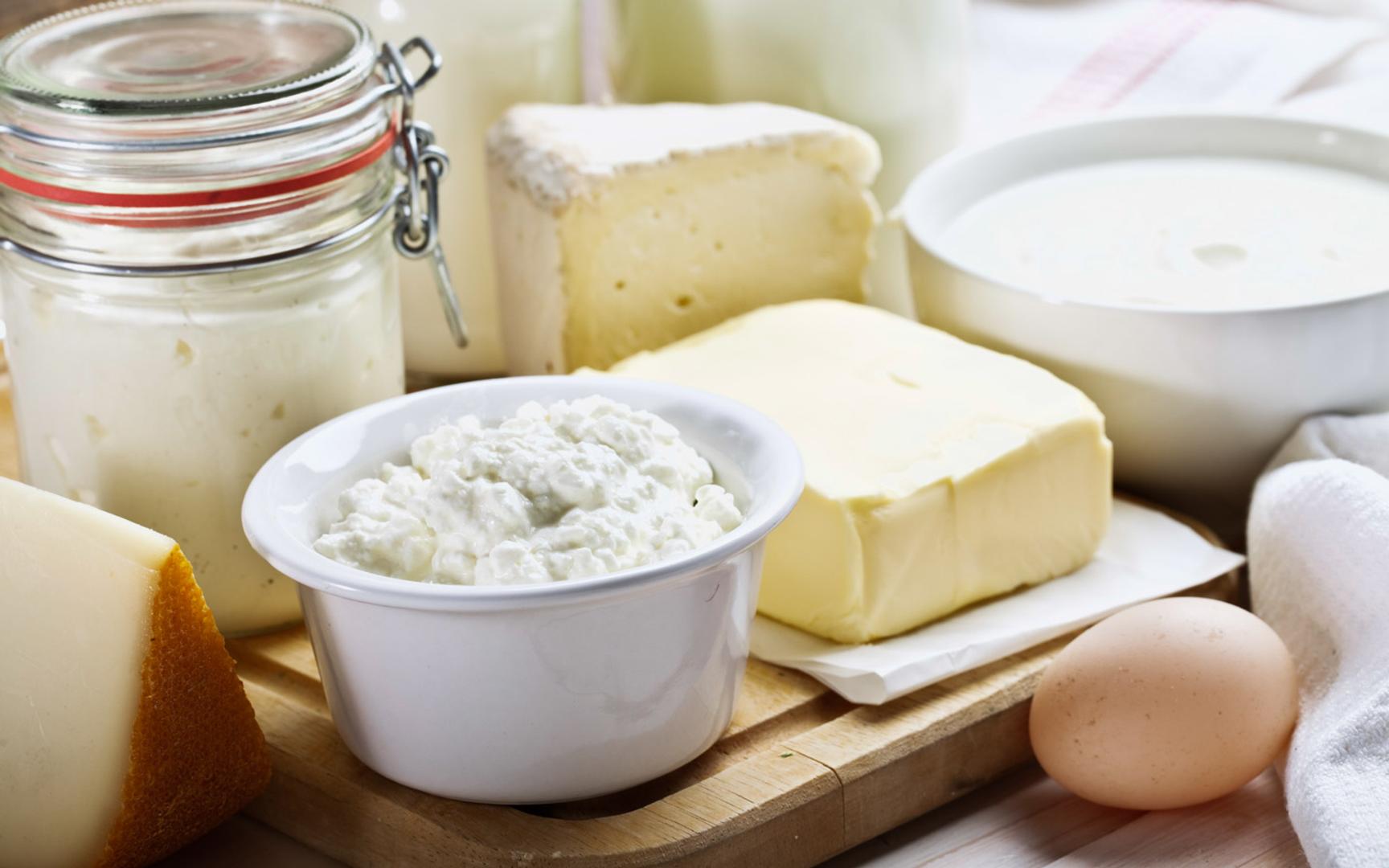 Bilde av ulike osteprodukter, smør og egg