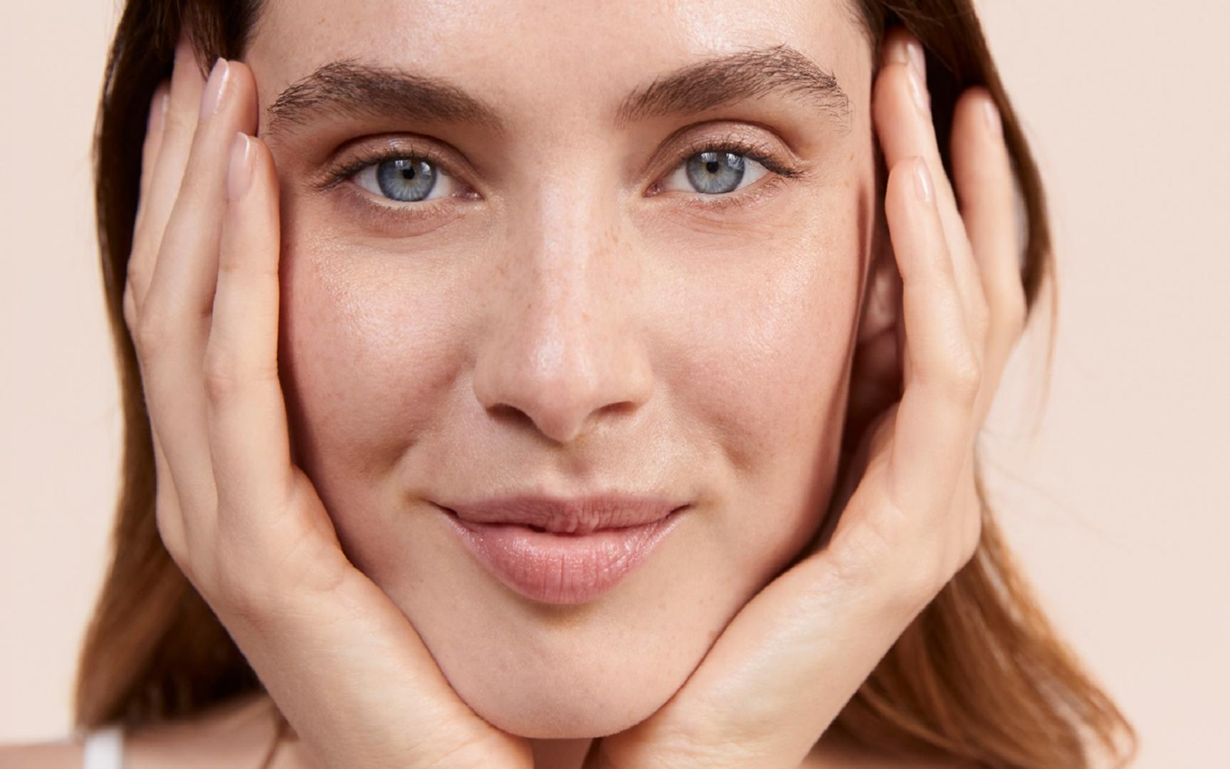 Nærbilde av en kvinne som holder hodet i hendene