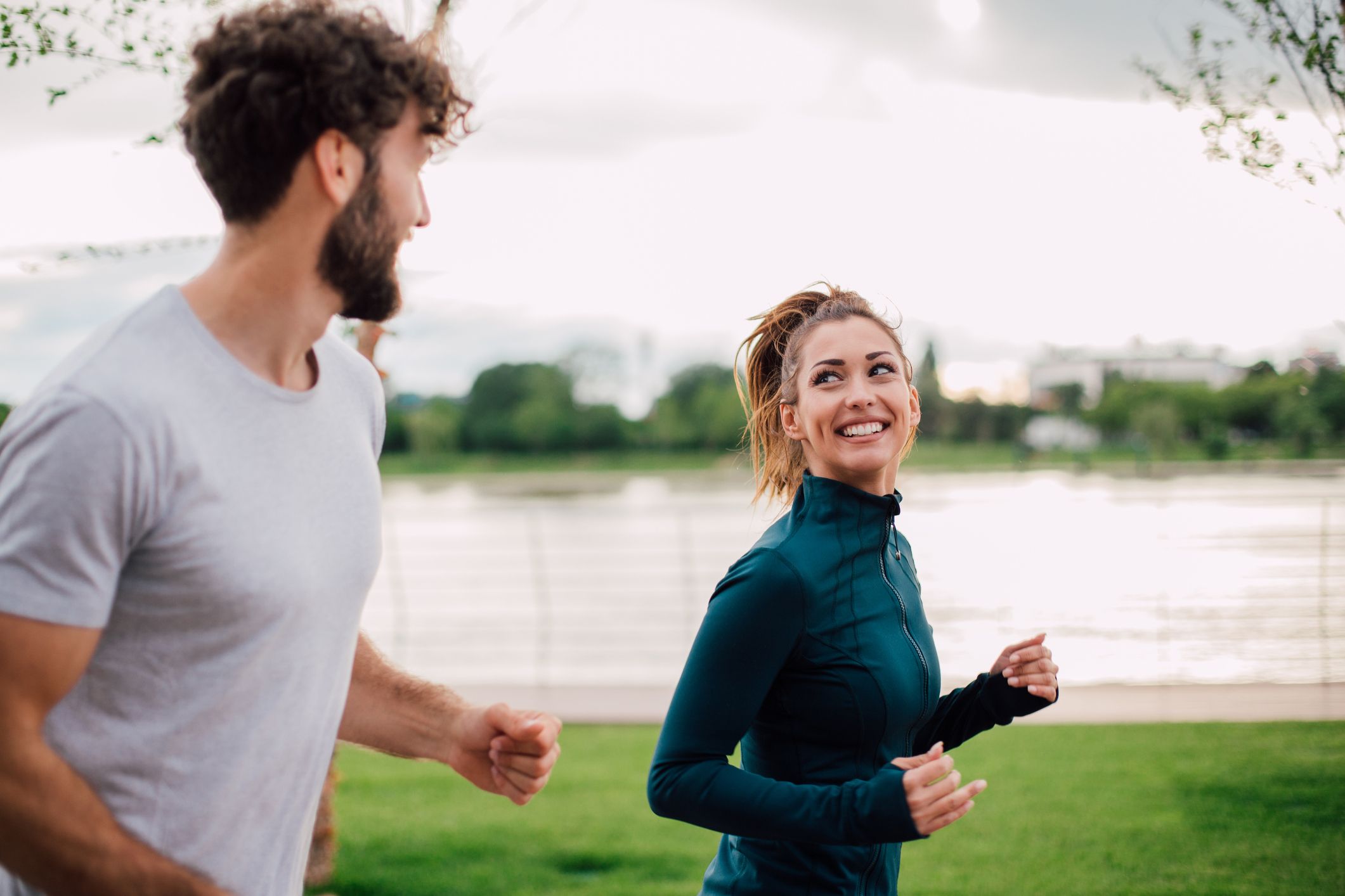 En mann og en kvinne løper. Mannen har ansiktet vendt fra kameraet, mens kvinnen smiler til mannen