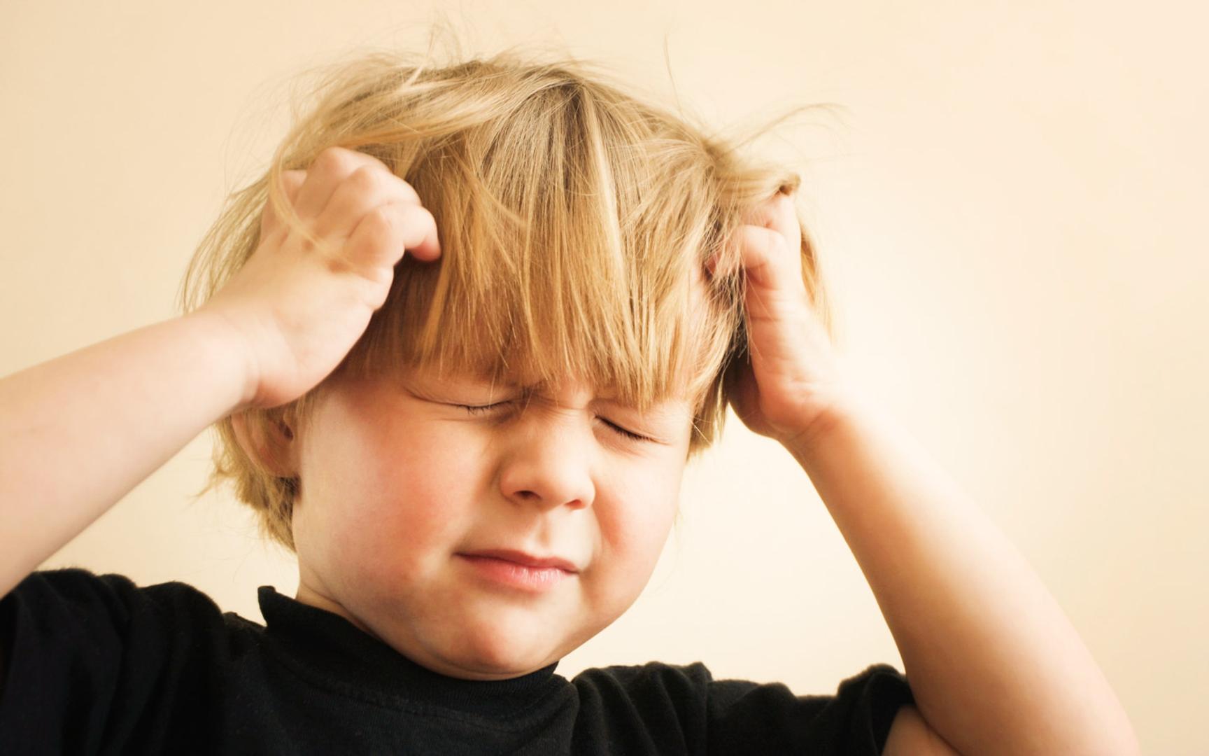 Liten gutt klør seg i hodebunnen