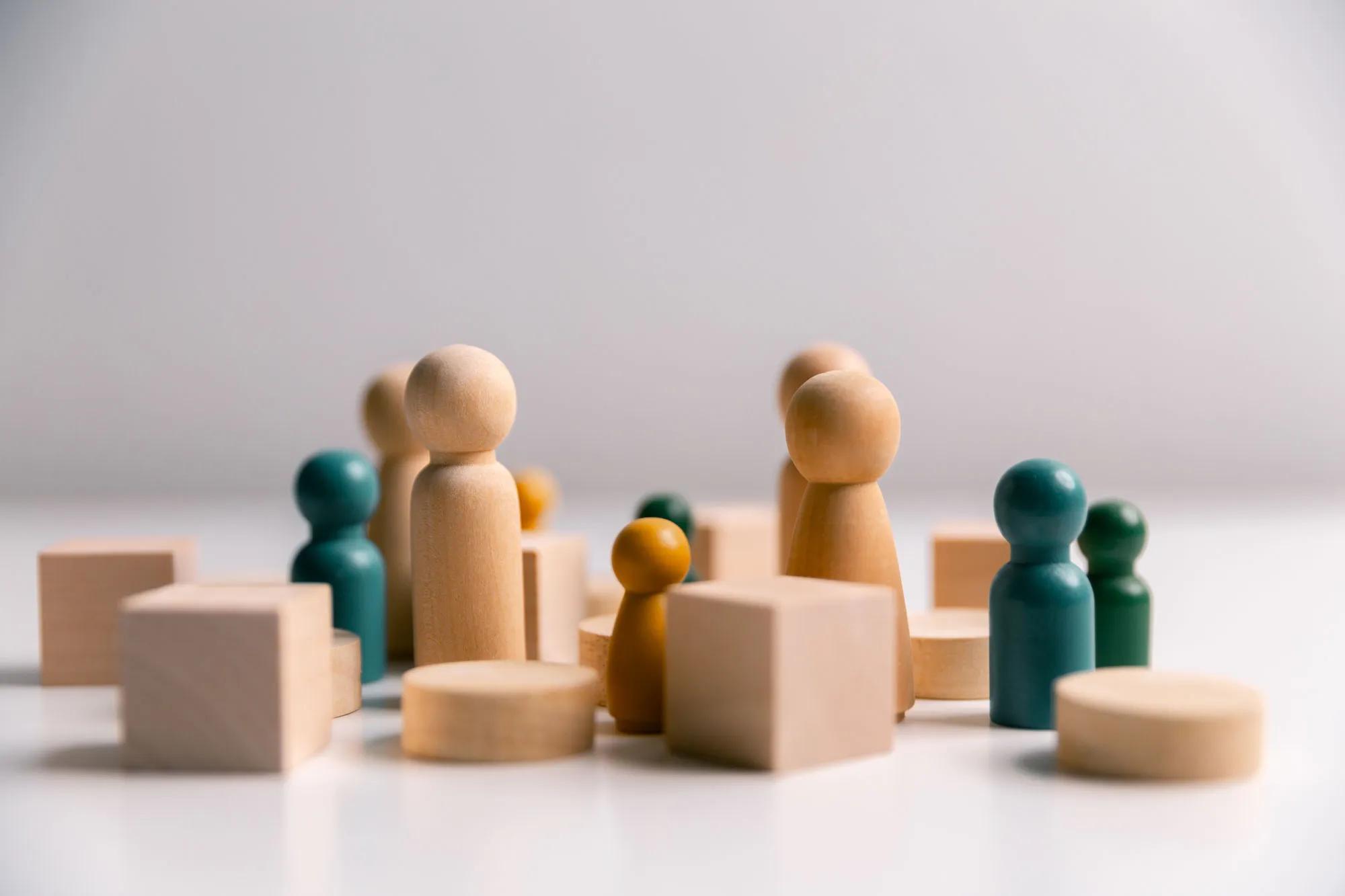 Nærbilde av mange ulike treklosser i ulike former og farger satt sammen i en rotete oppstilling på et bord