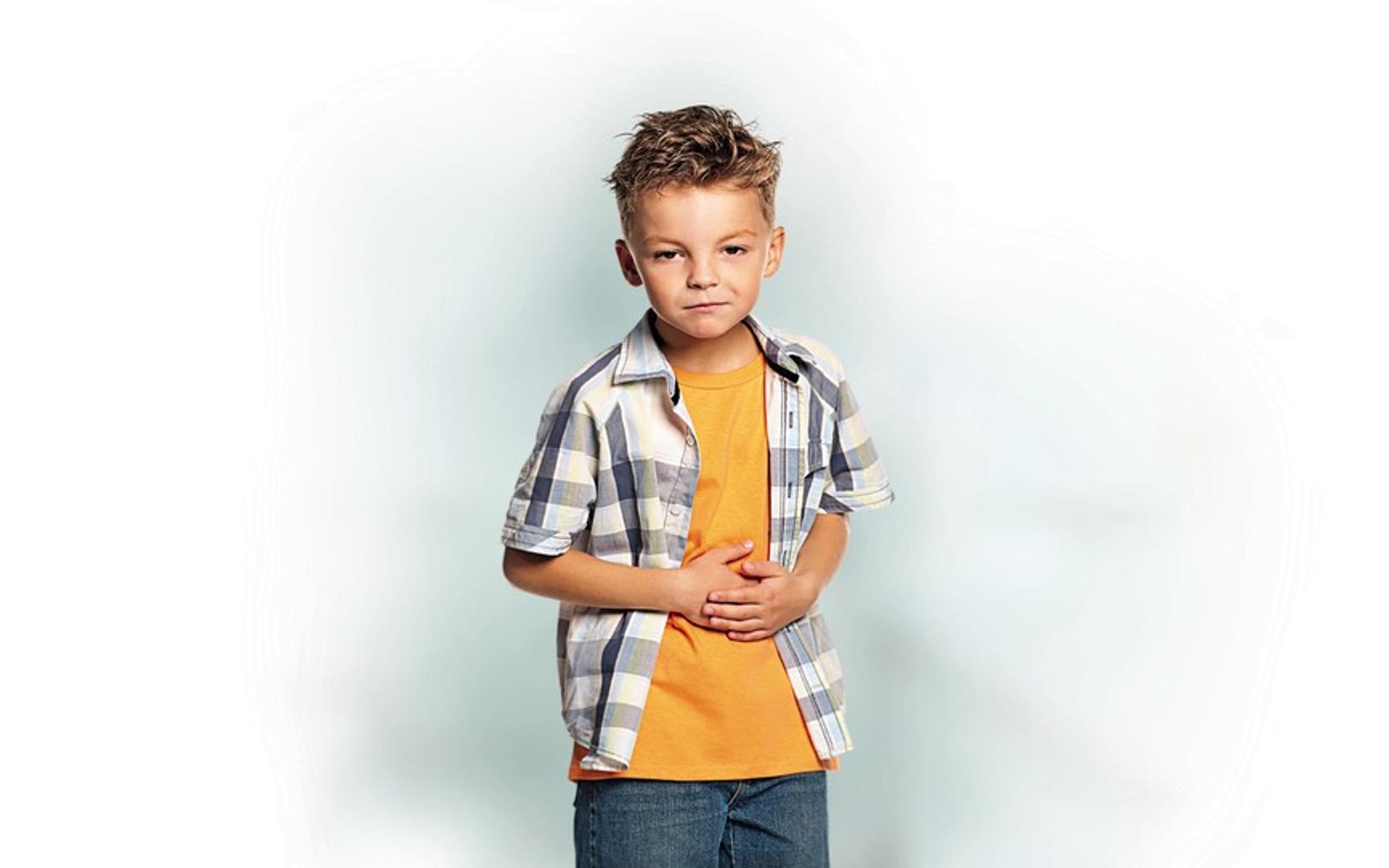 Ung gutt som holder seg på magen