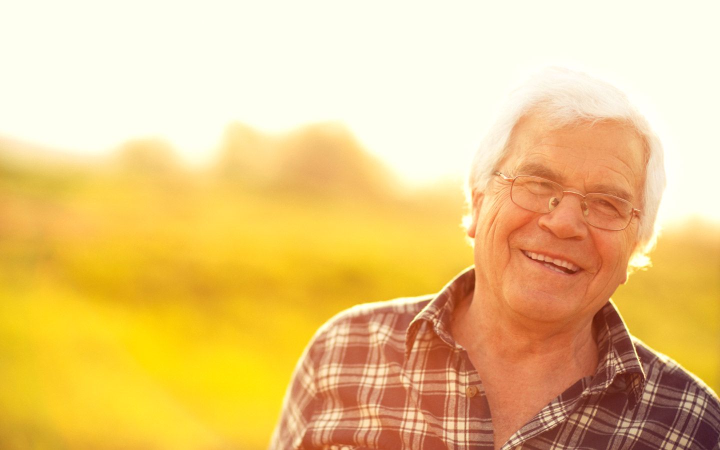 Eldre mann som smiler