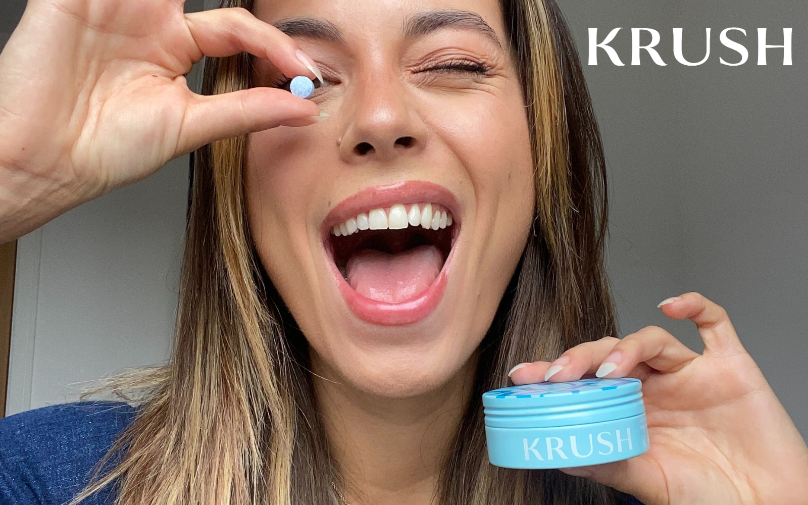 Kvinne tar en tablett