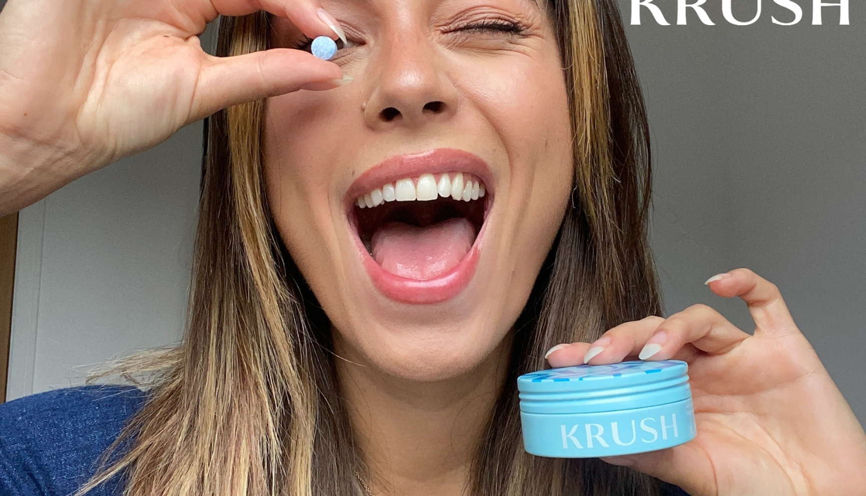 Kvinne tar en tablett