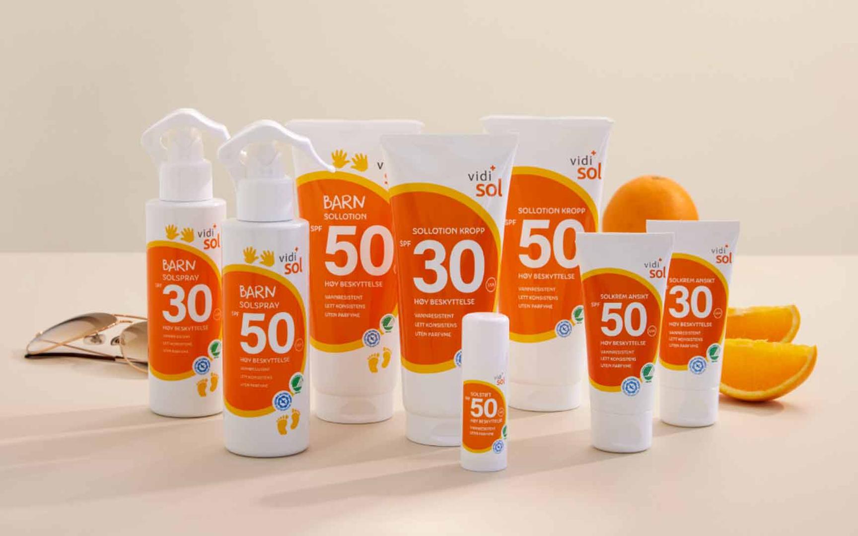 Spray og kremflasker med solfaktor 30 og 50 stående på et bord.