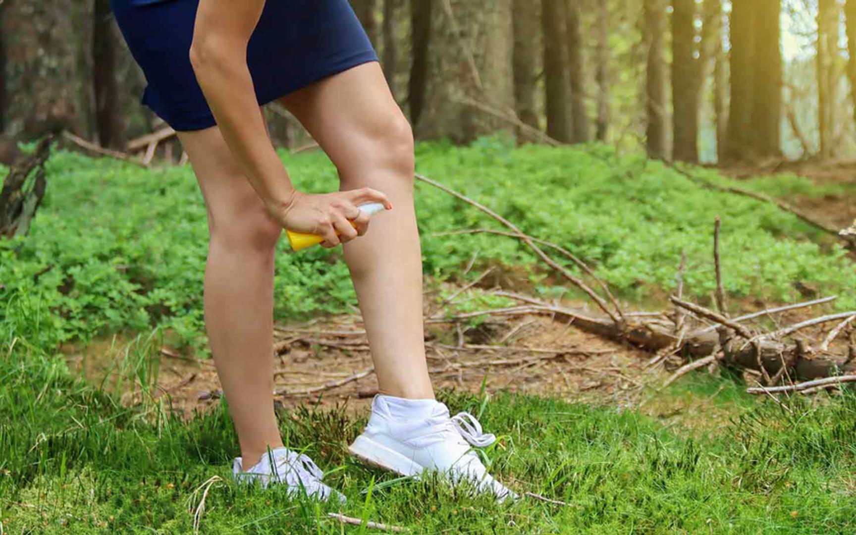 Person som sprayer benene sine