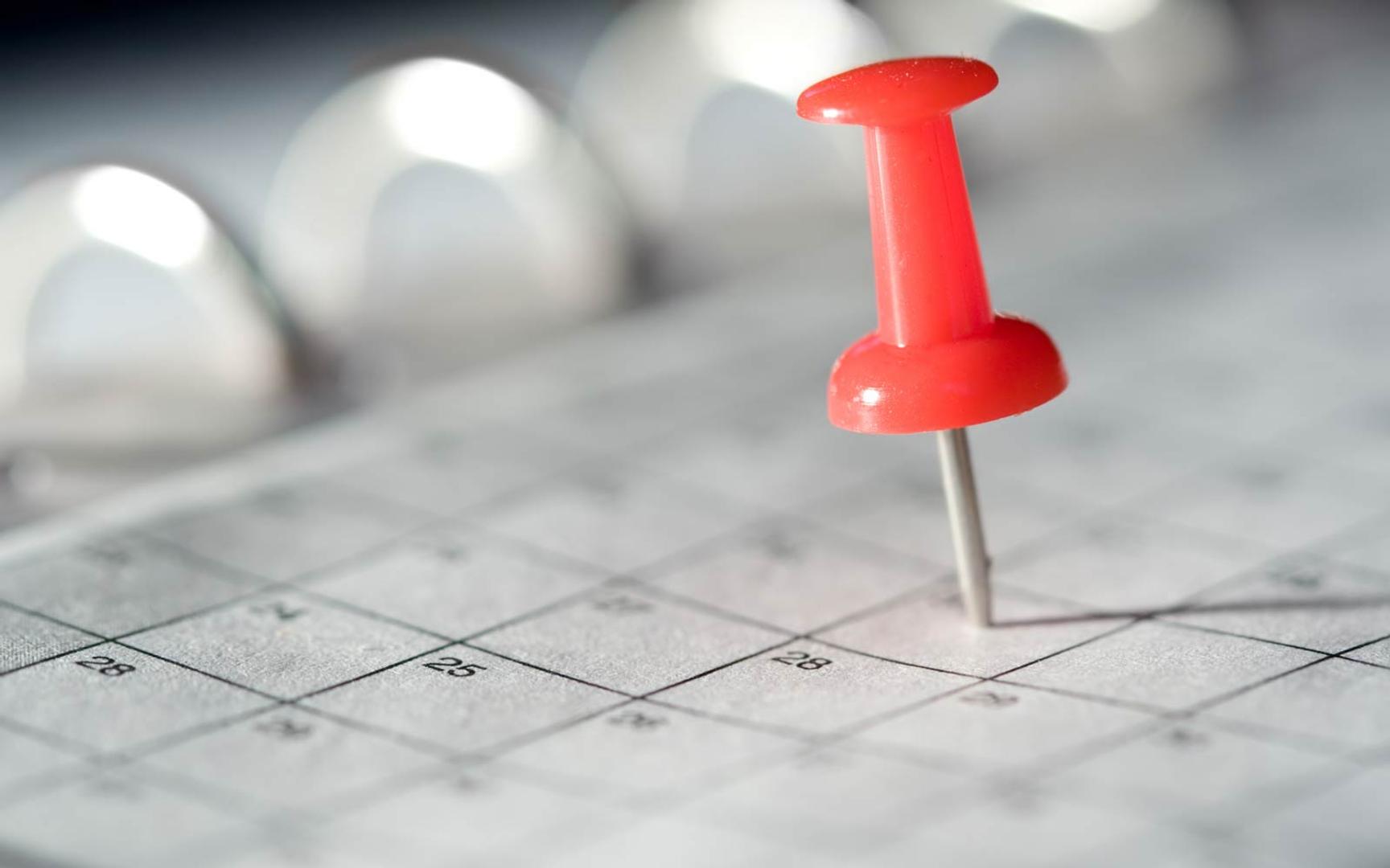 Bilde av en kalender som har pinnet ut en dato.