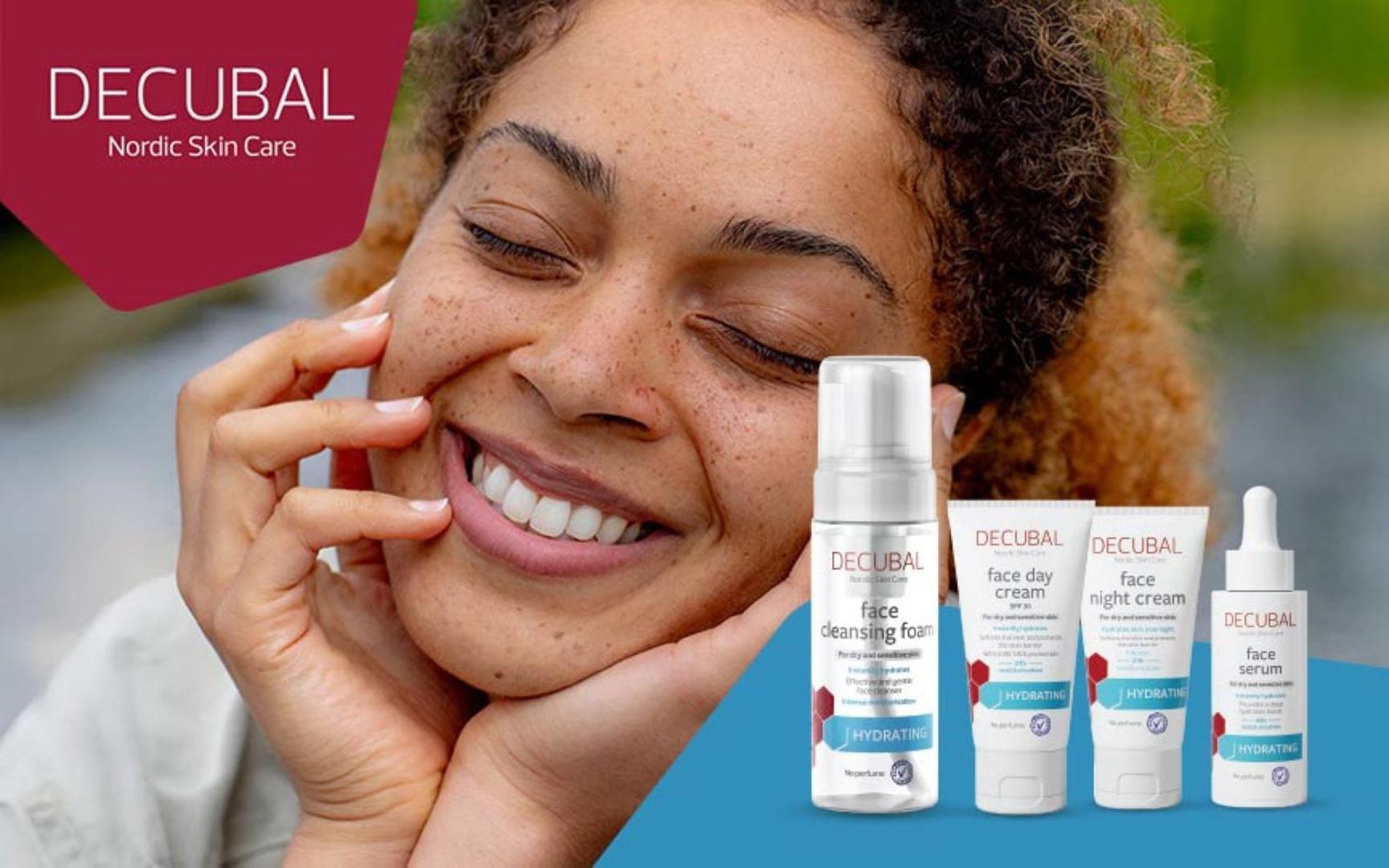 Smilende kvinne berører ansiktet og lukker øynene.