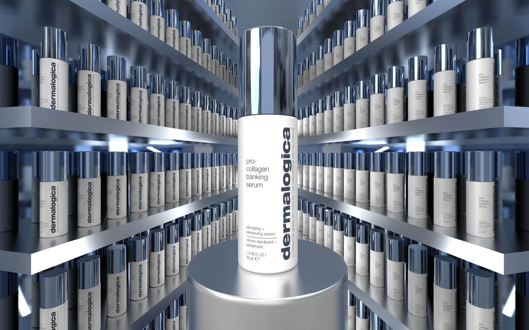 En flaske serum står på en sokkel omgitt av mange identiske flasker på hyller i et moderne, metallisk miljø.