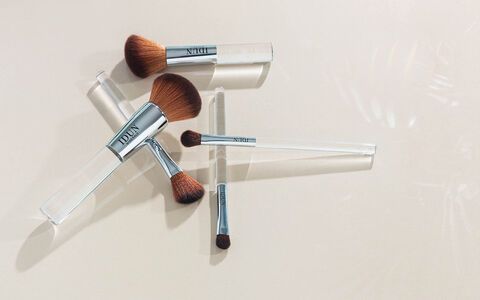 Flere sminkekoster ligger på et bord