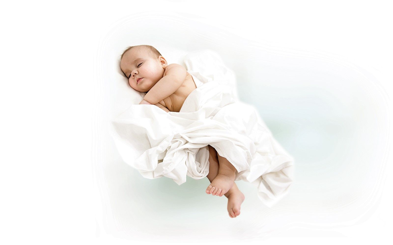 Baby som sover med teppe over seg