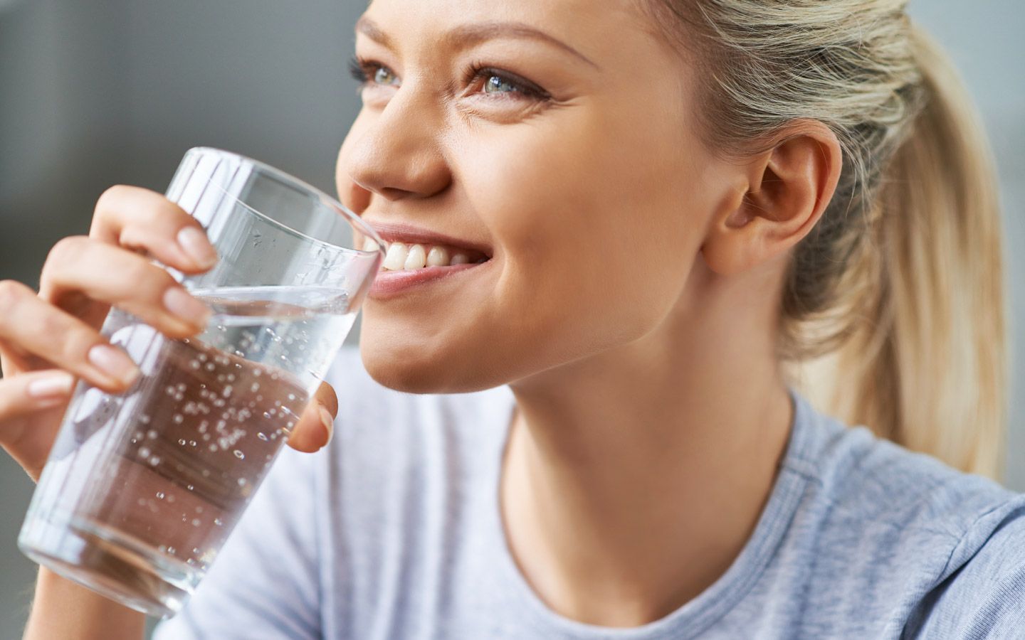 Kvinne drikker vann