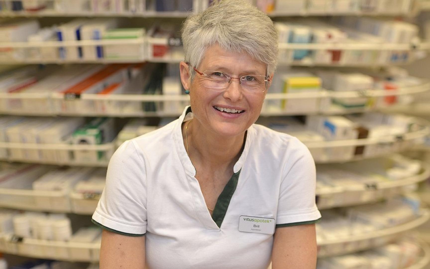 En kvinnelig Vitusapotek ansatt med navneskilt Berit