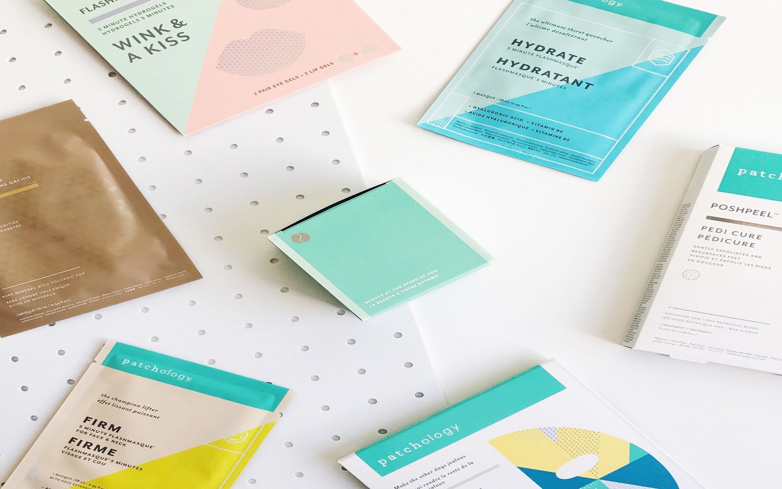 Diverse hudpleieprodukter ligger på et hvit bord